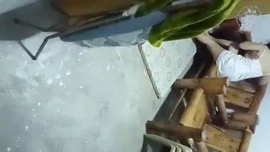 Ngentot Di Kursi Bambu Luar Rumah Siang Hari